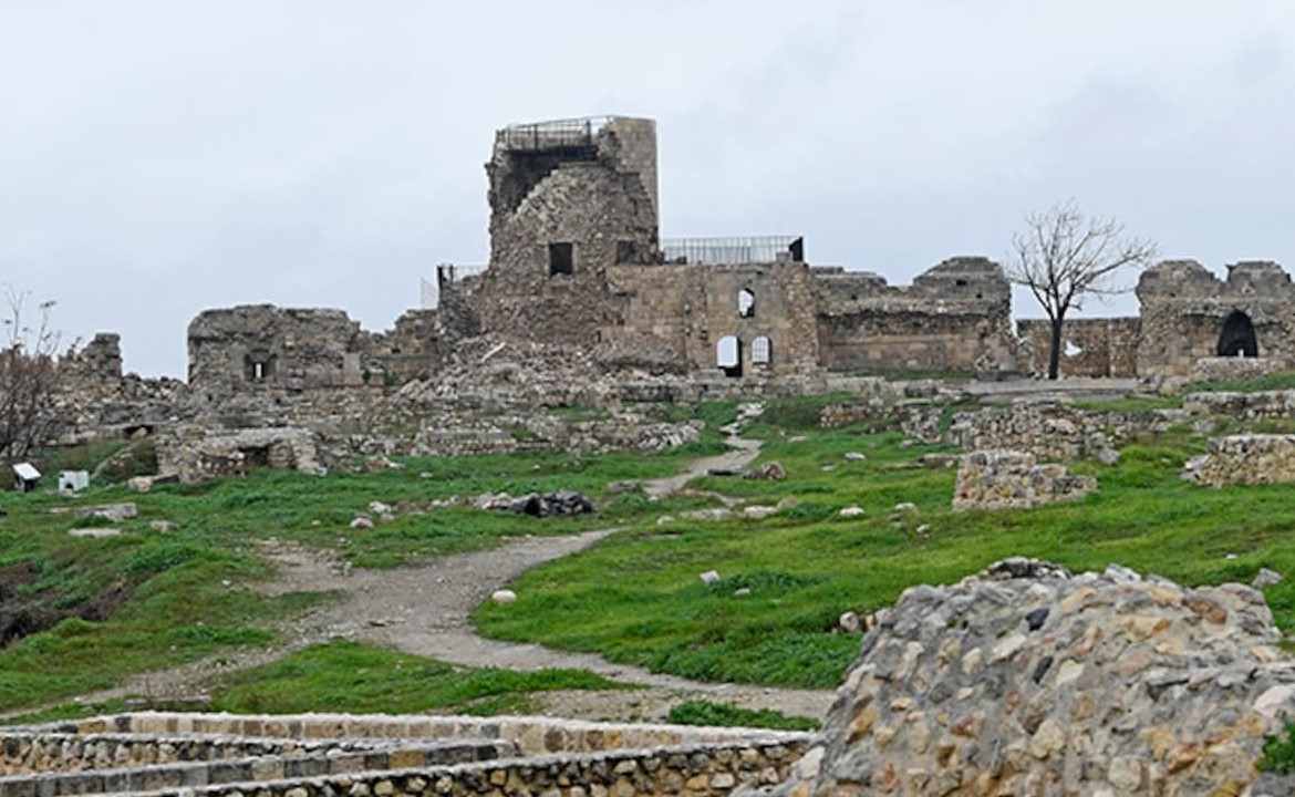 சிரியாவில் ஏற்பட்ட நிலநடுக்கத்தில் இடிந்து விழுந்த தொன்மையான கோட்டை