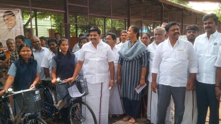 அரசு கல்வித்துறைக்கு முக்கியத்துவம் அளித்து, பெண்கள் கல்வி பெறுவதை தொடர்ந்து உறுதி செய்து வருகிறது