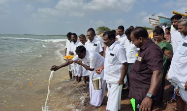 சுனாமி நினைவு தினம்... கடலில் பால் ஊற்றி அஞ்சலி