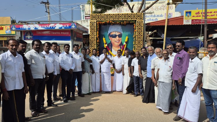 வள்ளியூரில் எம்ஜிஆர் நினைவு தினம்... முன்னாள் எம்பி மரியாதை