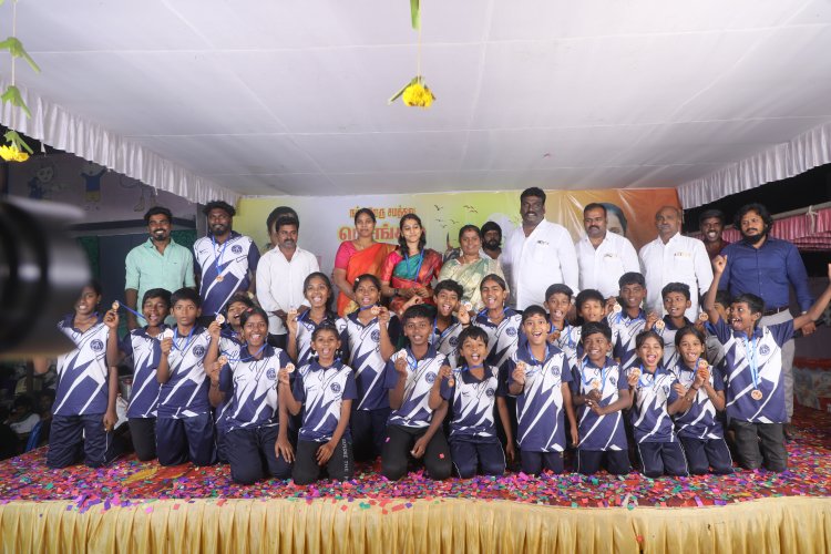 நெற்குன்றத்தில் சமத்துவ பொங்கல் கொண்டாட்டம்... 10,000 பேருக்கு பட்டுப்புடவை வழங்கிய பஞ்சாயத்து துணை தலைவி