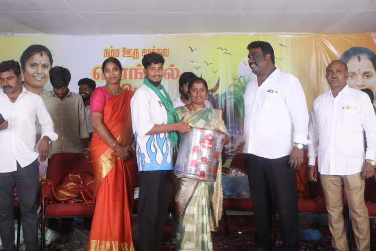நெற்குன்றத்தில் சமத்துவ பொங்கல் கொண்டாட்டம்... 10,000 பேருக்கு பட்டுப்புடவை வழங்கிய பஞ்சாயத்து துணை தலைவி
