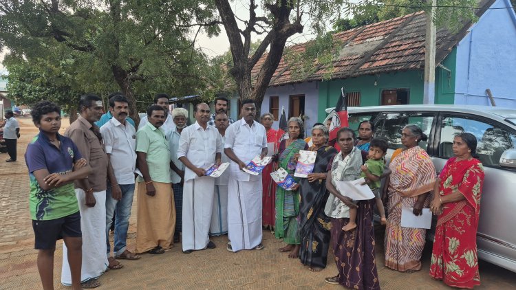 பணகுடி அருகே அதிமுக தேர்தல் அறிக்கை பிரசுரம்.. முன்னாள் எம்.பி. விநியோகம்