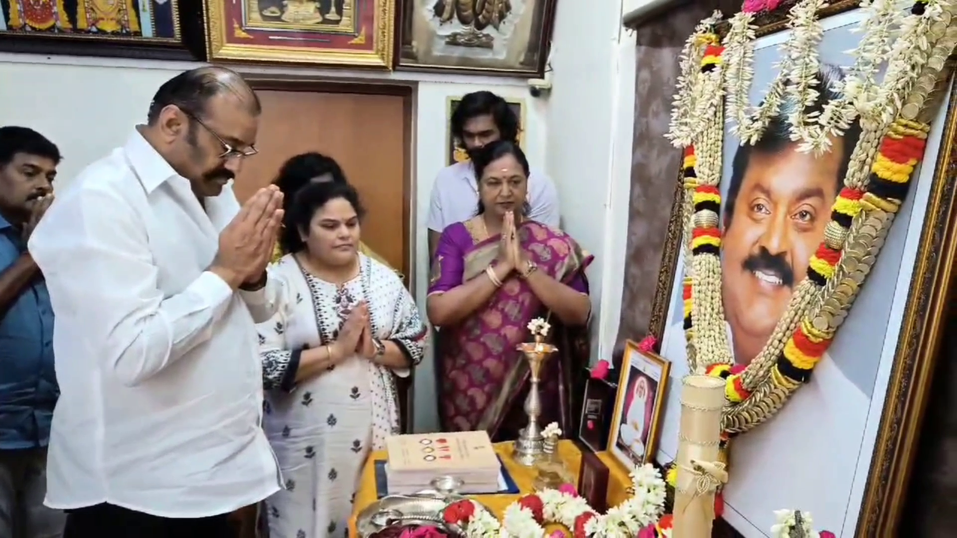 நடிகர் நெப்போலியன் நெகிழ்ச்சி - விஜயகாந்த் இல்லம் சென்று அஞ்சலி நடிகர் நெப்போலியன் நெகிழ்ச்சி - விஜயகாந்த் இல்லம் சென்று அஞ்சலி